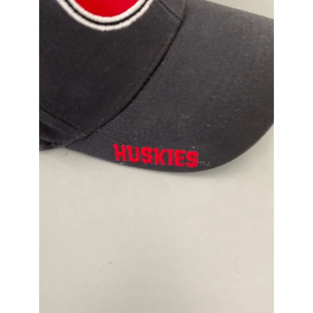 Russell Athletic Huskies Baseball Cap Black Red Embroidered Logo Flex‎ Fit